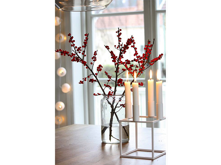11-natale-minimal-chic-come-decorare-la-casa-bacche-rosse-in-vaso-candele